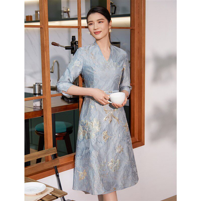 粉蓝衣橱东方感奢华提花礼服裙女2024秋装款气质V领七分袖连衣裙
