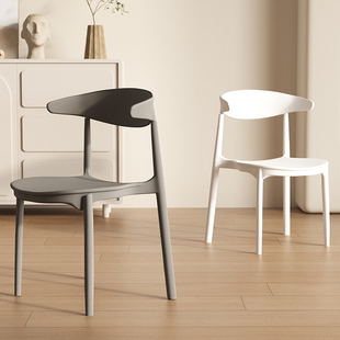 塑料椅子家用北欧网红带靠背椅轻奢餐桌餐椅可叠放牛角椅书桌凳子