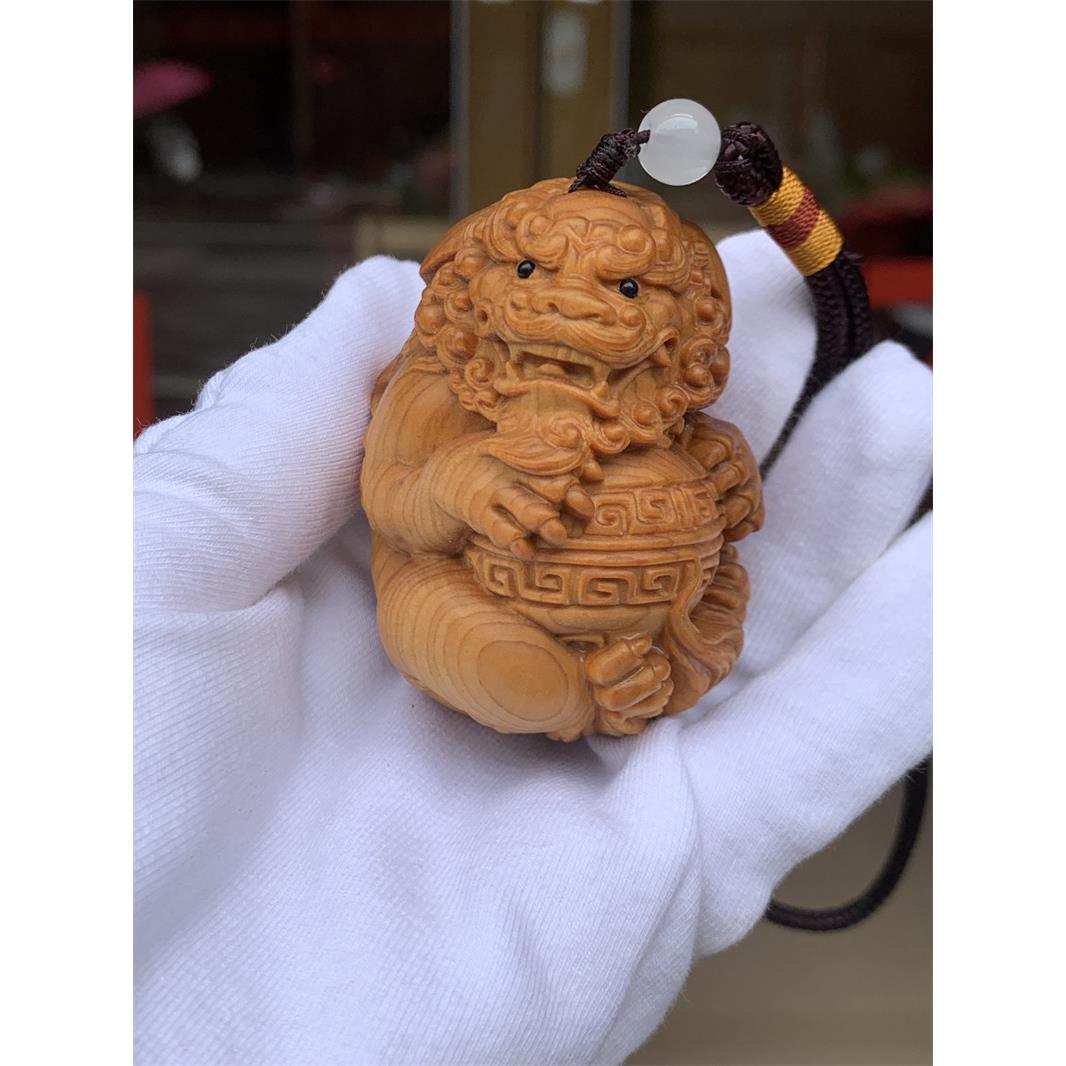 太行崖柏貔貅抱球手把件实木雕刻有求必应汽车挂件随身把玩工艺礼