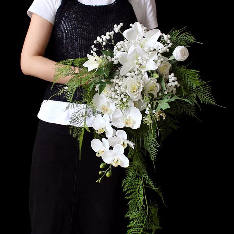 水滴瀑布手捧花白色蝴蝶兰马蹄莲花束新娘结婚仿真花婚礼婚纱摄影