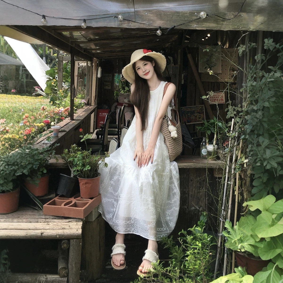 法式甜美刺绣蕾丝挂脖背心连衣裙女夏季设计感独特绝美初恋长裙子