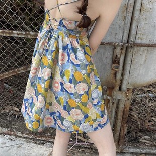 法式复古油画碎花吊带裙女夏季甜美气质收腰显瘦度假风茶系连衣裙