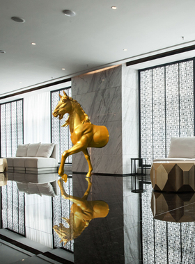 玻璃钢半身马雕塑创意穿墙马头酒店会所大厅招财景观壁挂装饰摆件