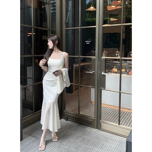 愉悦愉悦白色拼接吊带连衣裙女夏季法式气质性感收腰修身鱼尾长裙