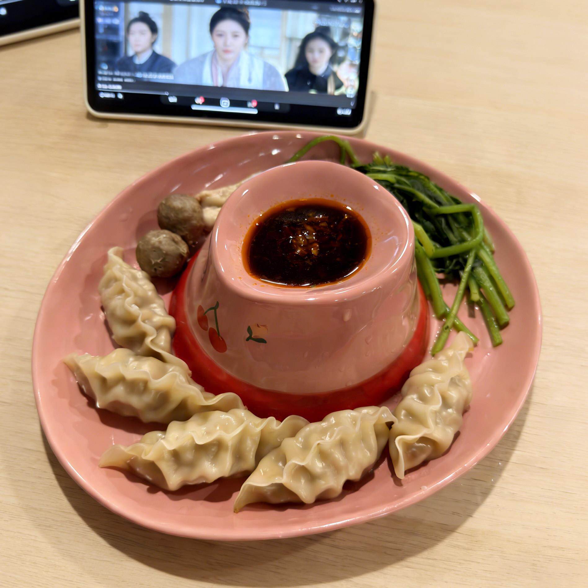 创意牛仔帽粉色饺子盘陶瓷自带醋碟分格高颜值家用寿司碟早餐盘子