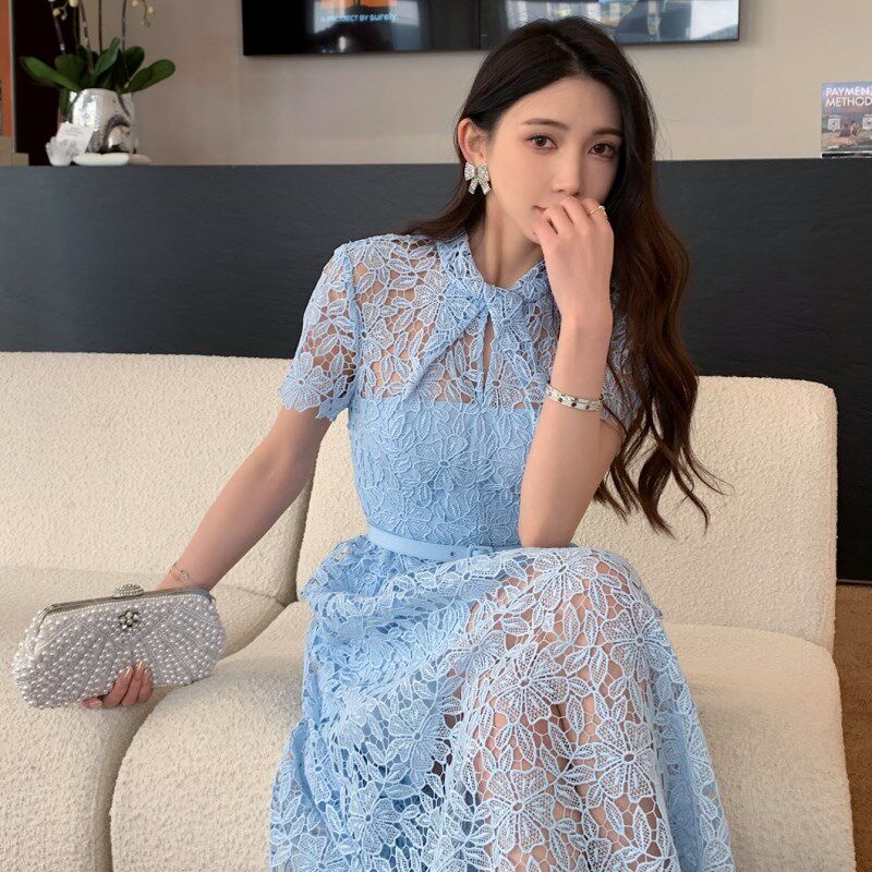 春装女2025年新款蓝色水溶蕾丝歪领短袖气质长裙高端新中式连衣裙