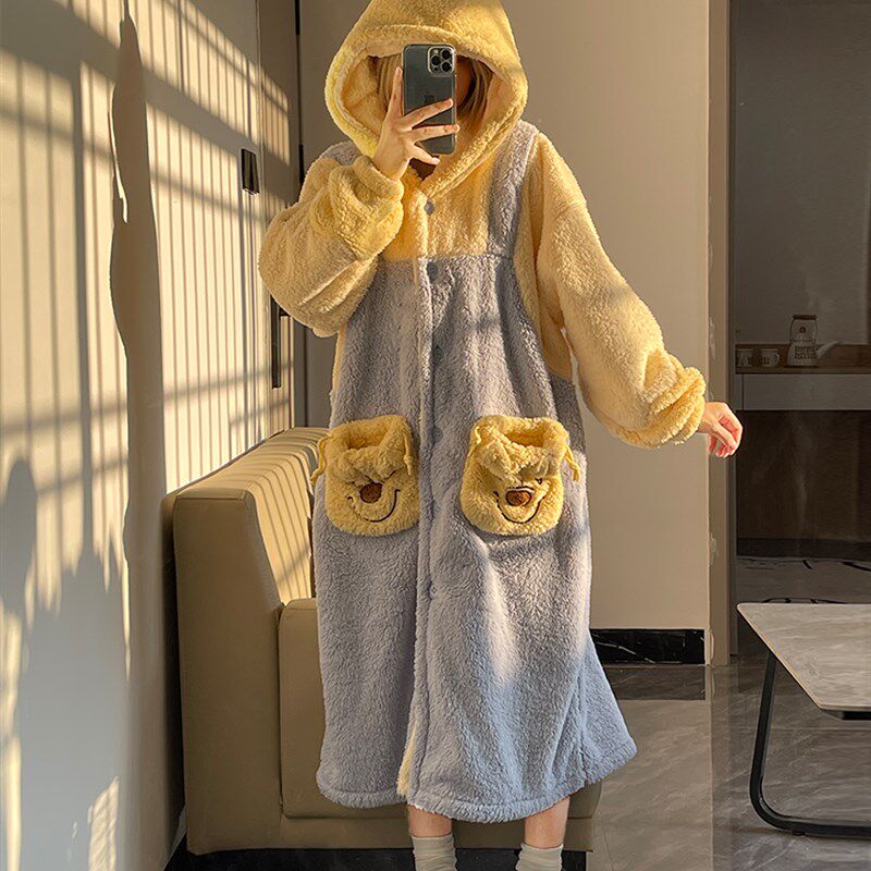 卡通可爱维尼熊珊瑚绒长袖睡衣女冬季新款加厚毛绒睡袍家居服睡裙