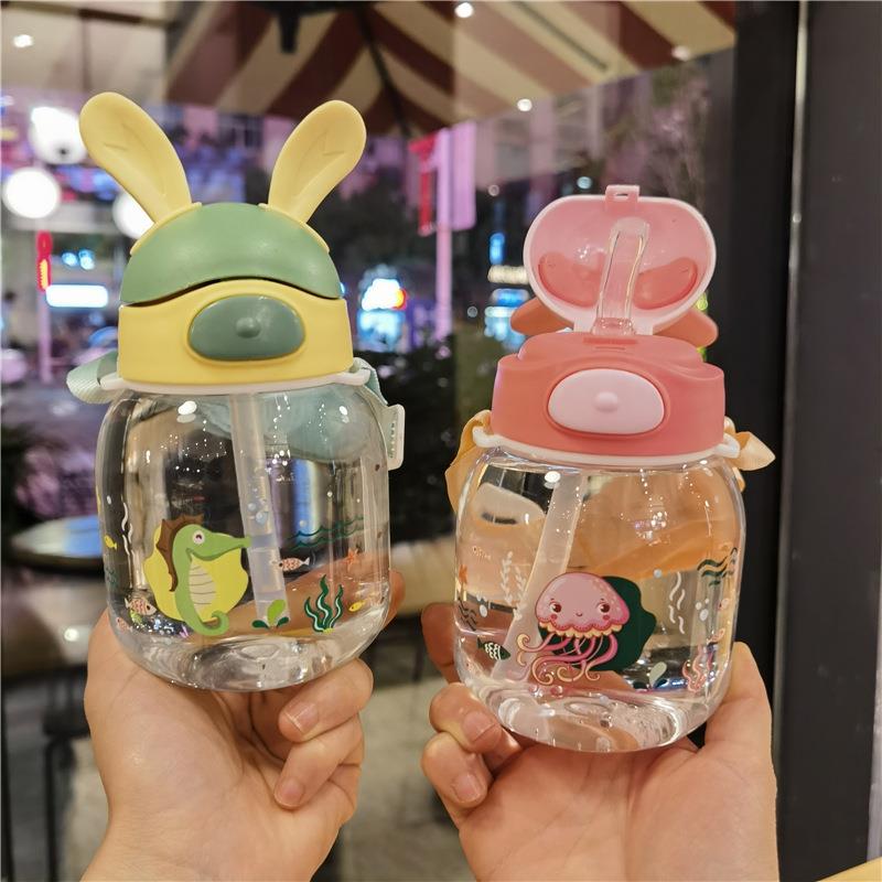 2023可爱儿童小兔背带水壶幼儿园便携卡通水杯小清新直饮吸管杯