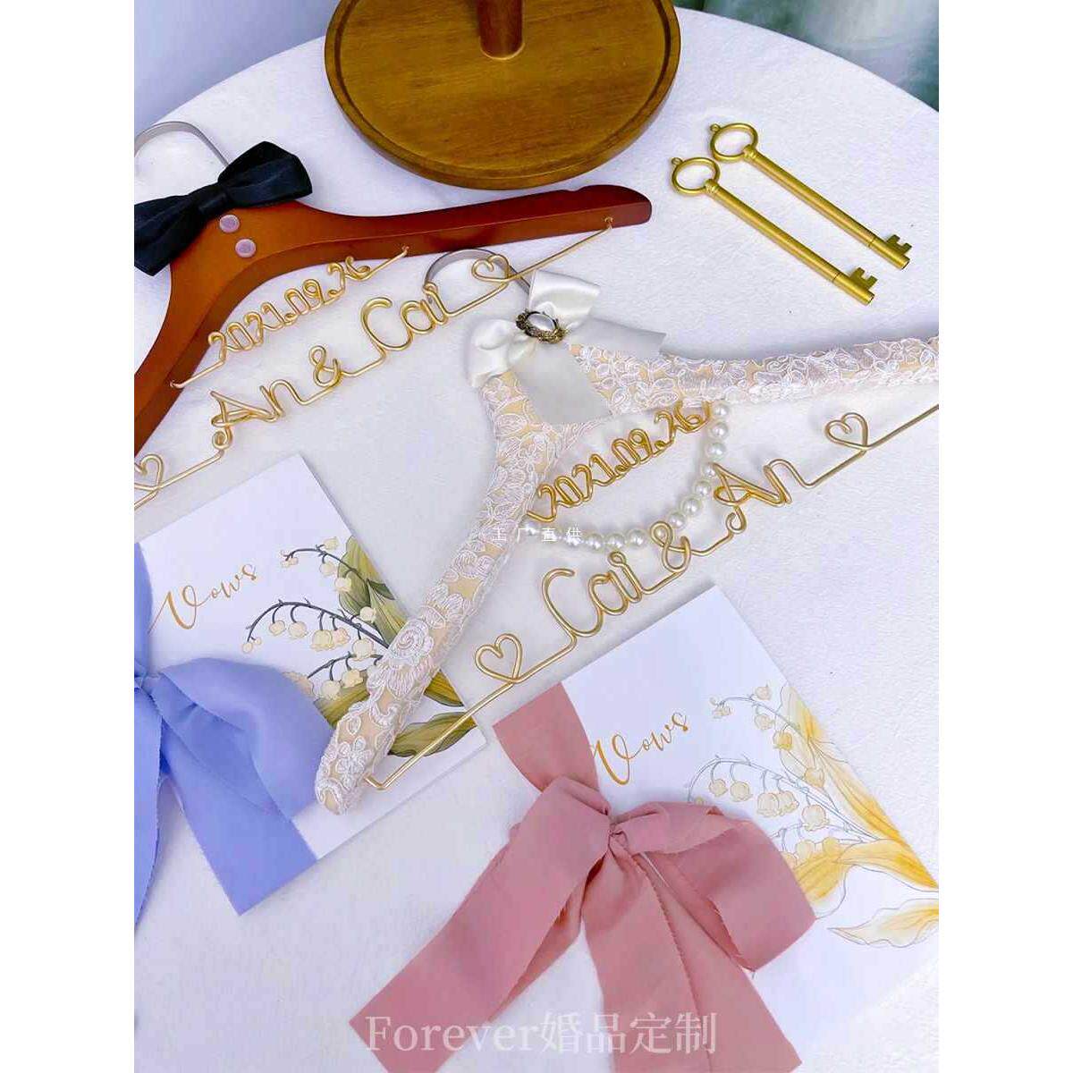 A5L婚礼蕾丝衣架手工衣挂新娘结婚用喜架婚纱秀禾服实木衣撑一对