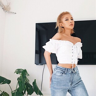 度假小性感低胸漏锁骨一字领绑带短款收腰T恤女百搭显瘦上衣