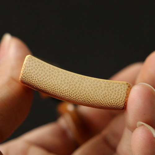 精品名家戚挺飞纯手工留青雕刻金蟾图老玉竹手牌竹雕手把玩件