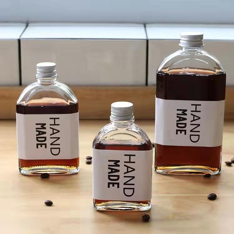 现货斜肩饮料瓶弧形扁瓶果汁咖啡瓶小酒瓶新款外卖奶茶玻璃瓶