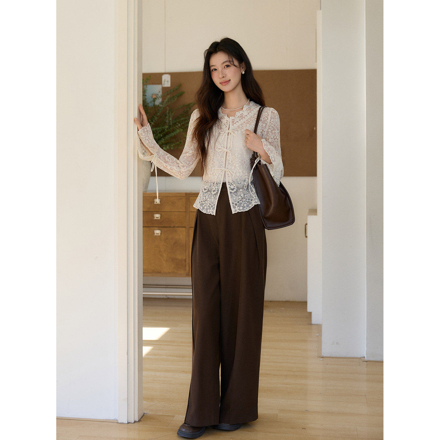 谜秀满幅立体蕾丝绑带小衫女2026春季新款女装米杏色设计感上衣女