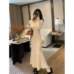 林妍儿V领针织洋装女秋冬季修身气质内搭打底毛衣包臀鱼尾裙春