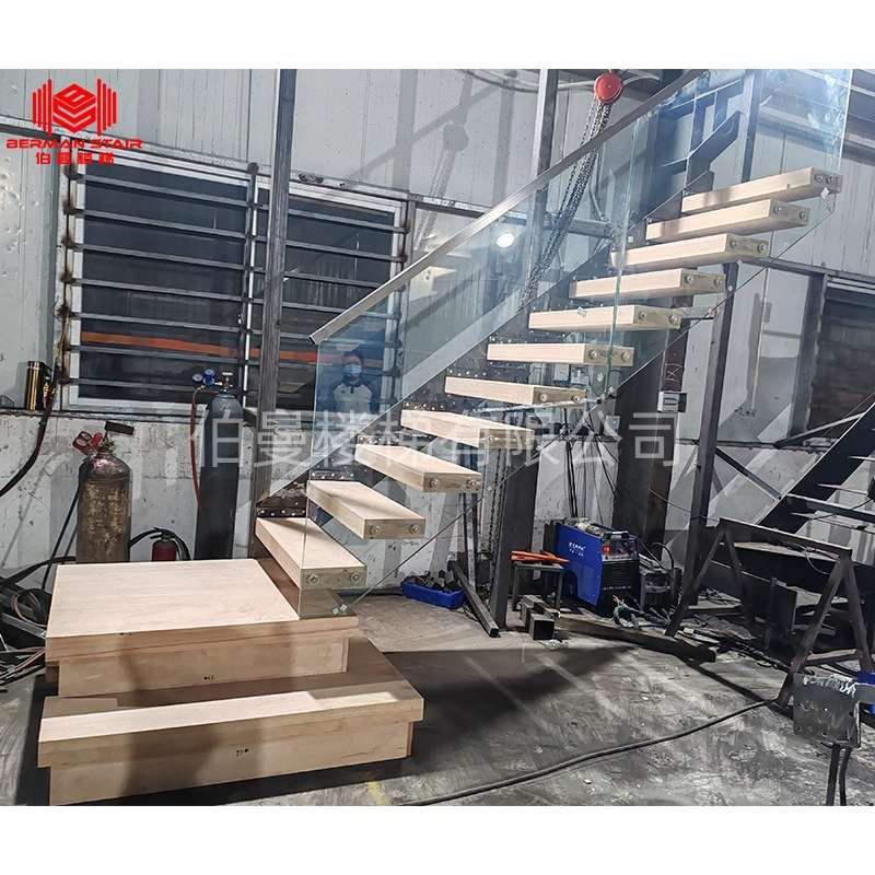 外贸生产悬浮楼梯隐形龙骨菠萝格踏步灯发光踏板玻璃护栏悬浮楼梯
