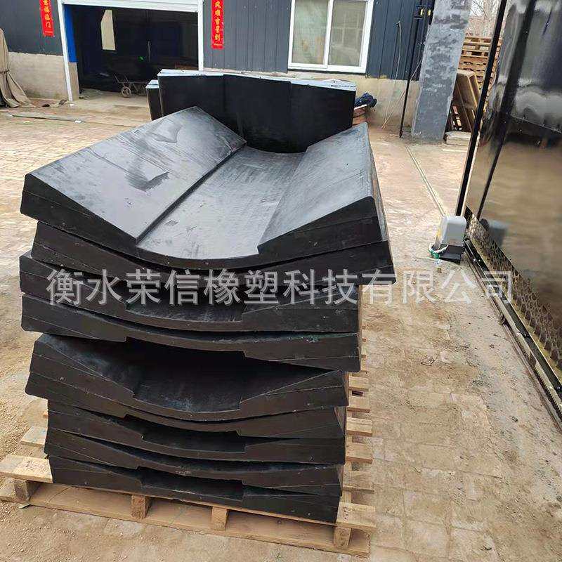 底座固定钢卷鞍座 V型铝卷橡胶鞍座 金属卷板状橡胶垫片耐磨