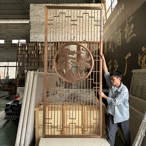 酒店客厅不锈钢隔断屏风酒店进门金属花格入户玄关铝板浮雕迎客松