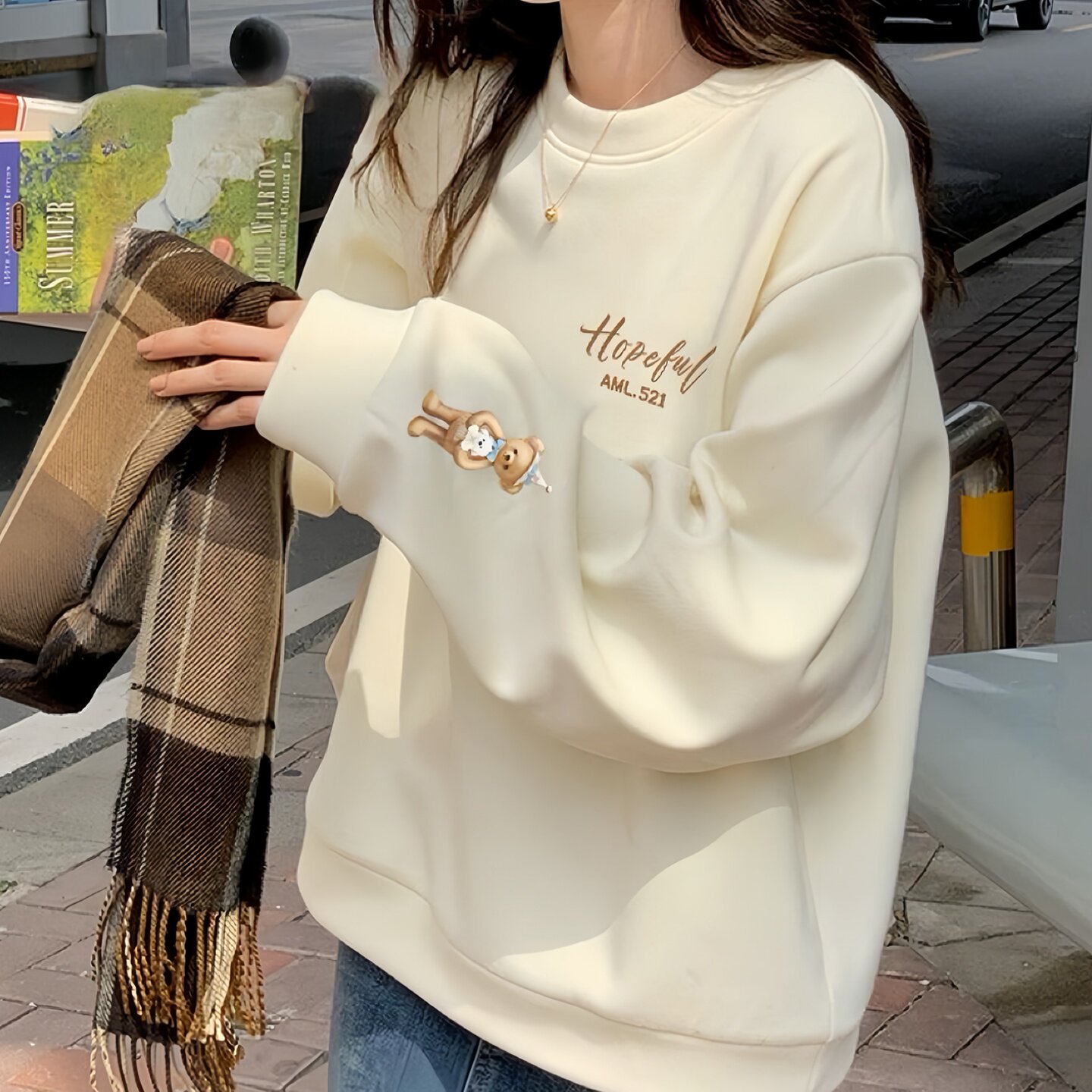 杏色圆领卫衣女秋冬季新款宽松保暖加绒加厚设计感小熊印花上衣衫