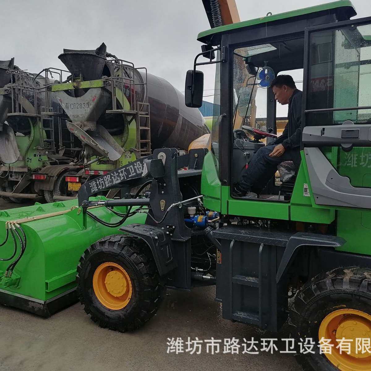 路达清扫车铲车改扫地机滑移式加宽2米清扫多功能柴油四驱更耐用