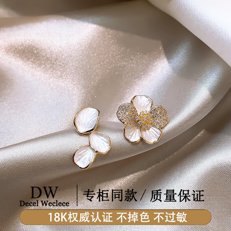 奥特莱斯【专柜正品】18K金不对称花朵耳环女感AU750气质耳钉