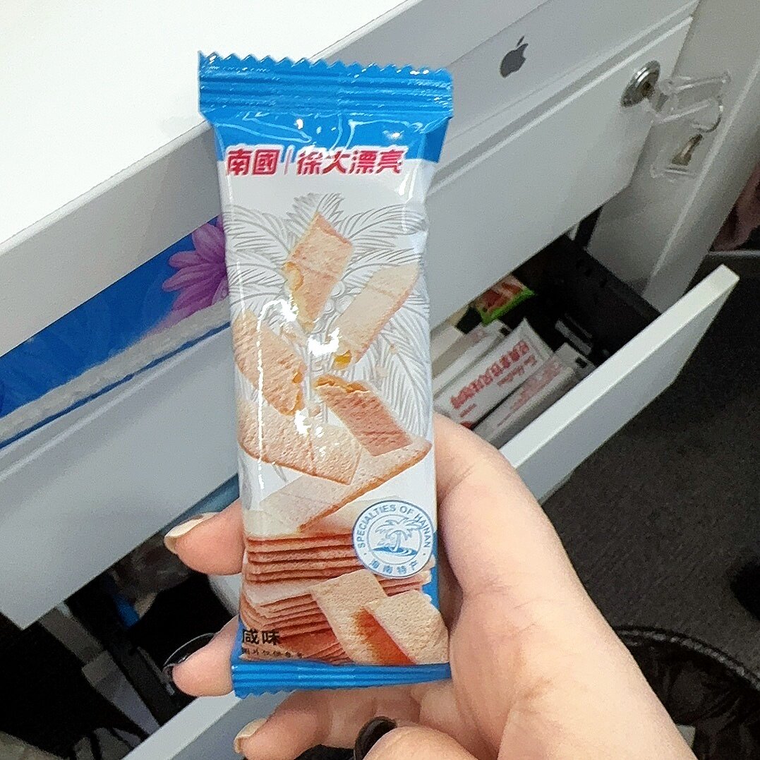 南国椰香薄饼海南特色小吃办公室解馋零食椰子酥脆薄饼干代早餐早