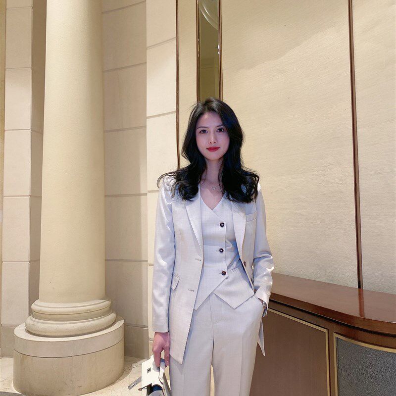 新款米色三件套修身时髦职业套装女九分裤