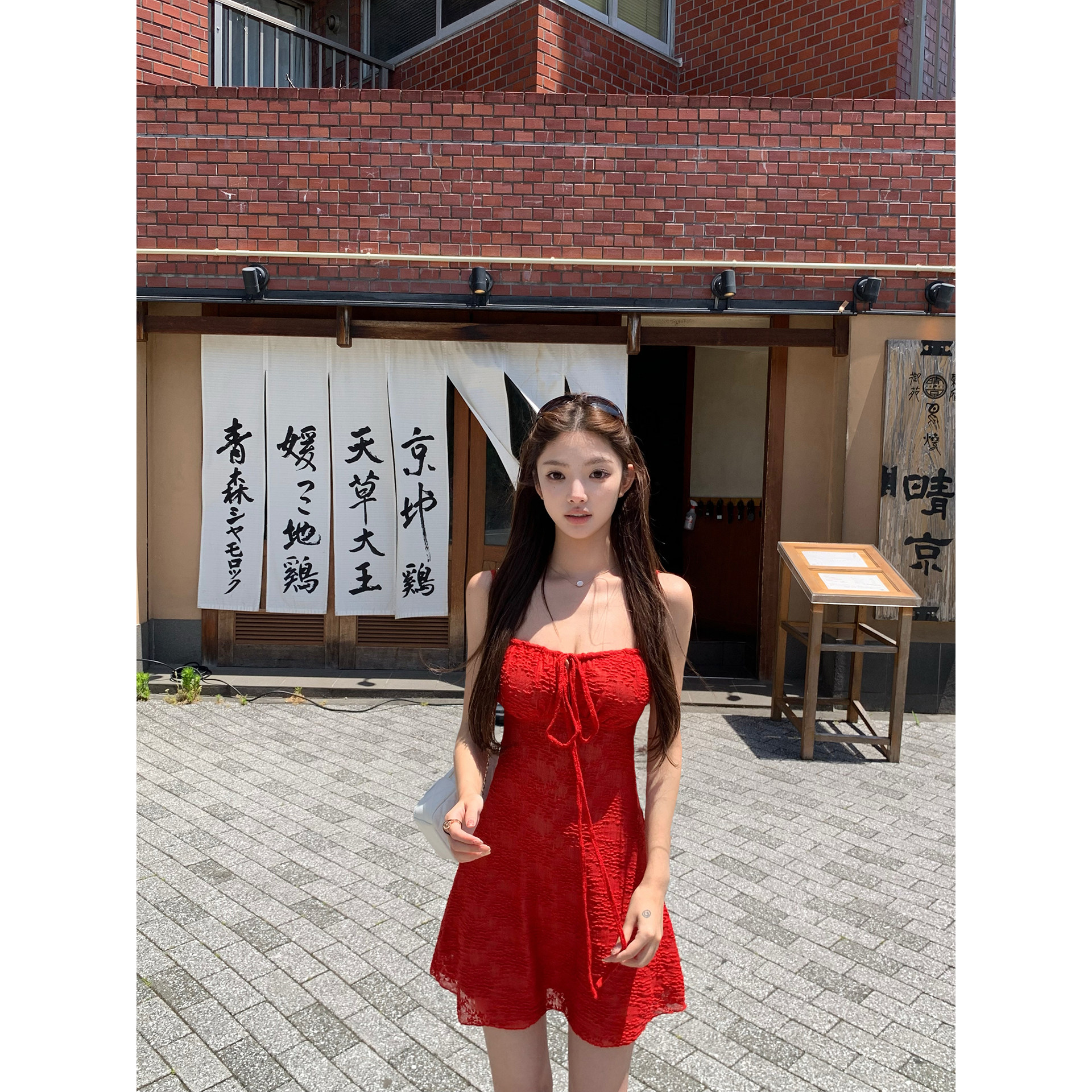 肌理感蕾丝吊带连衣裙图片