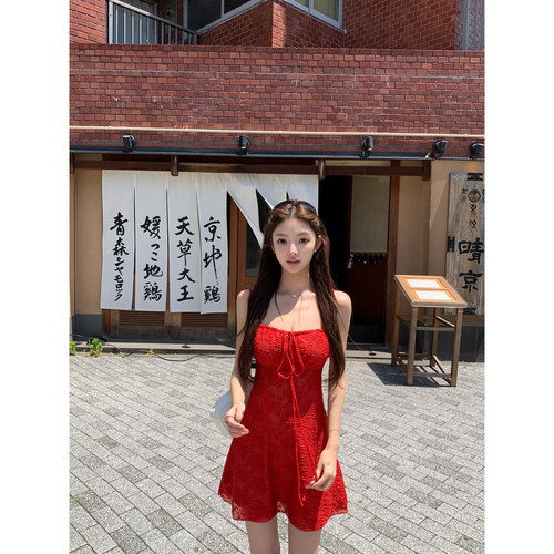肌理感蕾丝吊带连衣裙