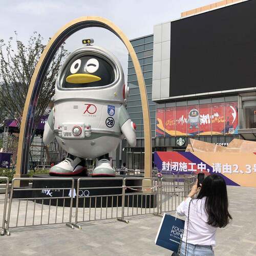 玻璃钢公司供应网红大型卡通户外假山塑石十年保质期美陈雕塑