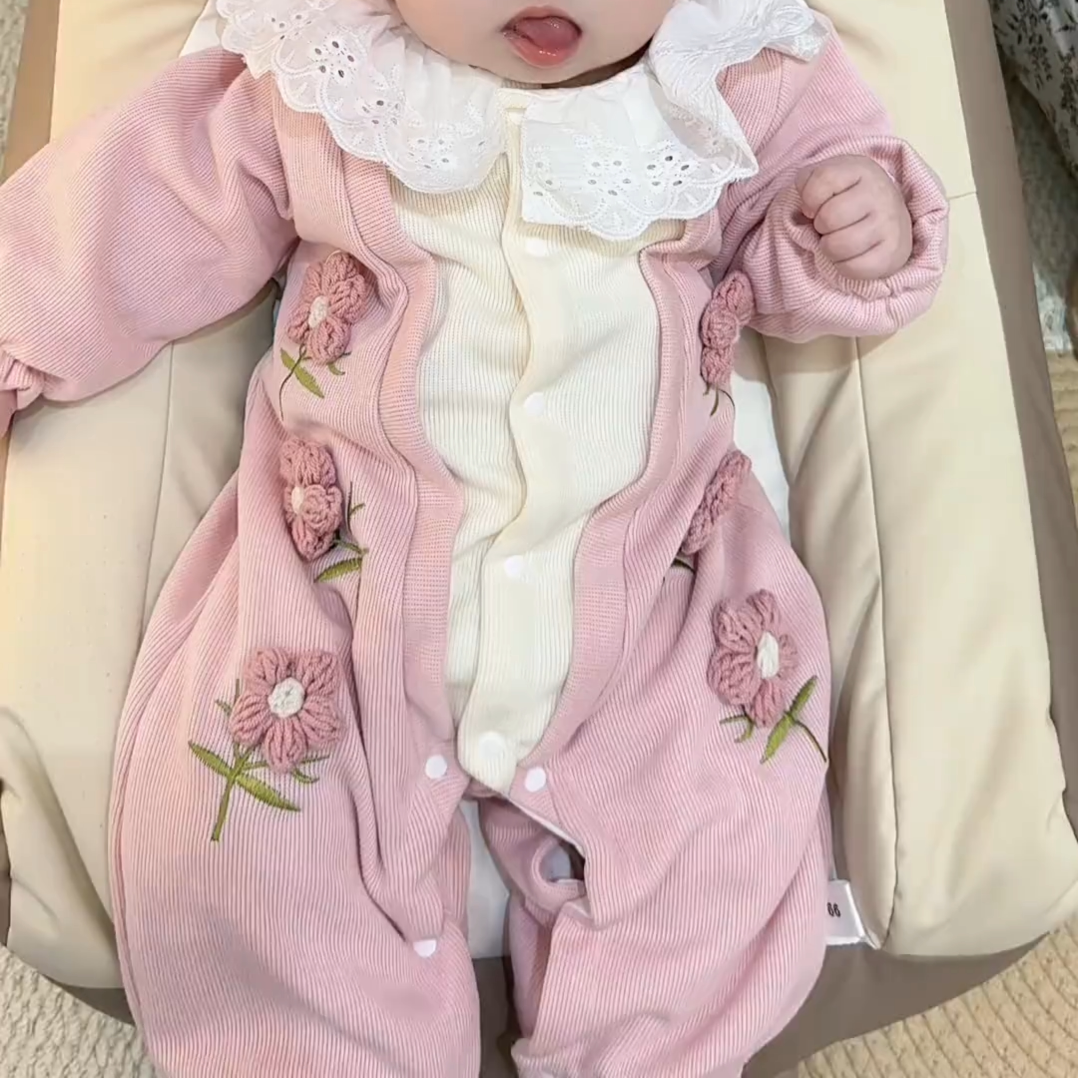 婴儿春秋连体衣女宝宝蕾丝娃娃领绣花爬服新生儿百天长袖外出哈衣