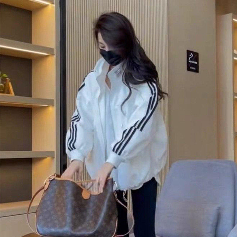 休闲运动轻薄款冲锋衣外图片