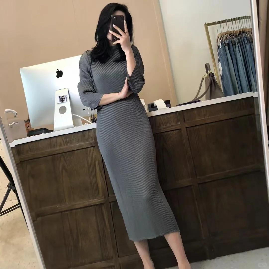 三宅半高领鱼鳞褶连衣裙女2026新款气质春秋长袖打底修身直筒长裙
