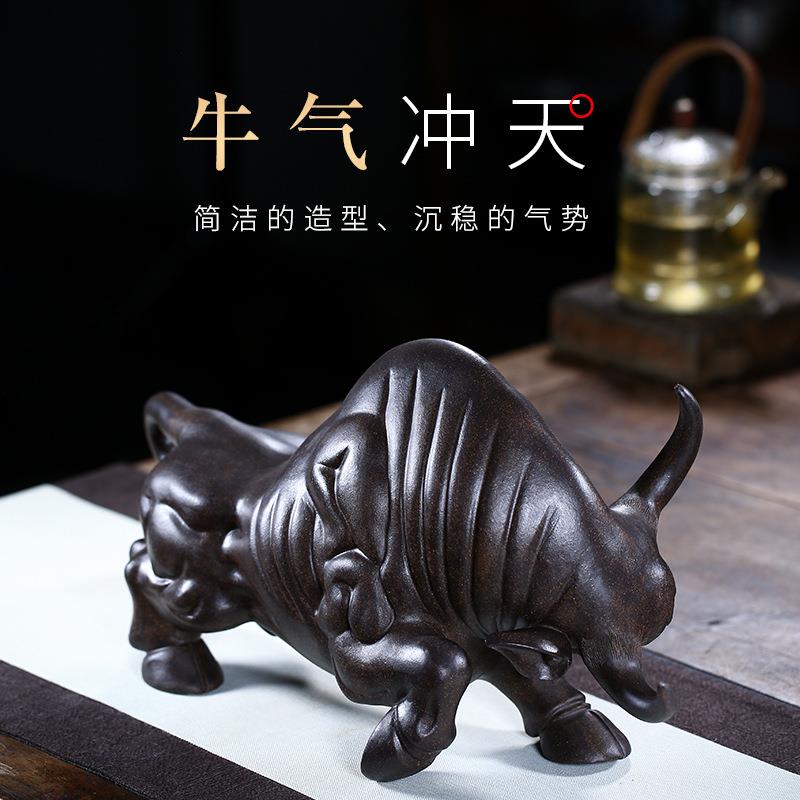 宜兴紫砂牛摆件茶宠原矿古铜泥斗牛气冲天创意茶具办公室雕塑厂家