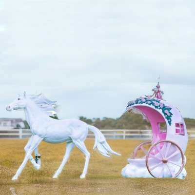 马车户外玻璃钢仿真马奔跑雕塑公园林景观白龙马商场马车装饰摆件