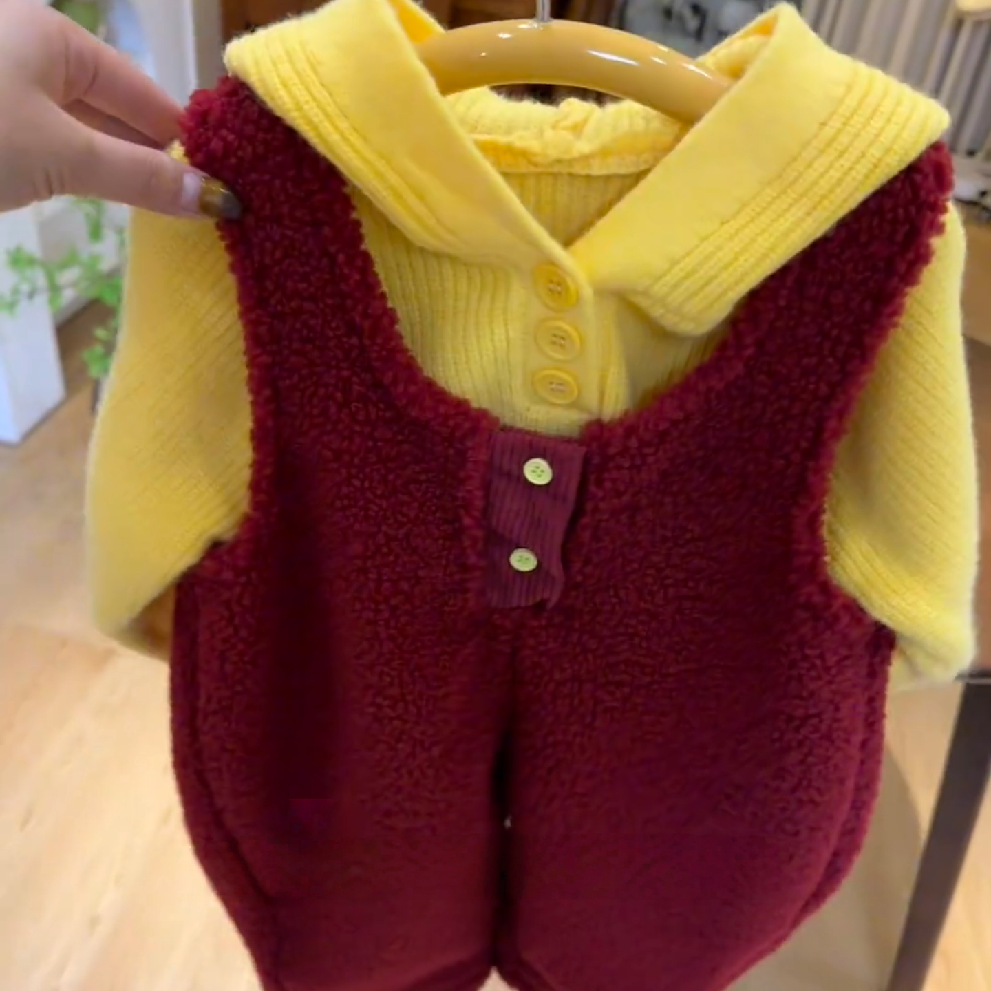 韩系童装穿搭幼儿园套装2025秋冬季新款男女童黄色毛衣红色背带裤