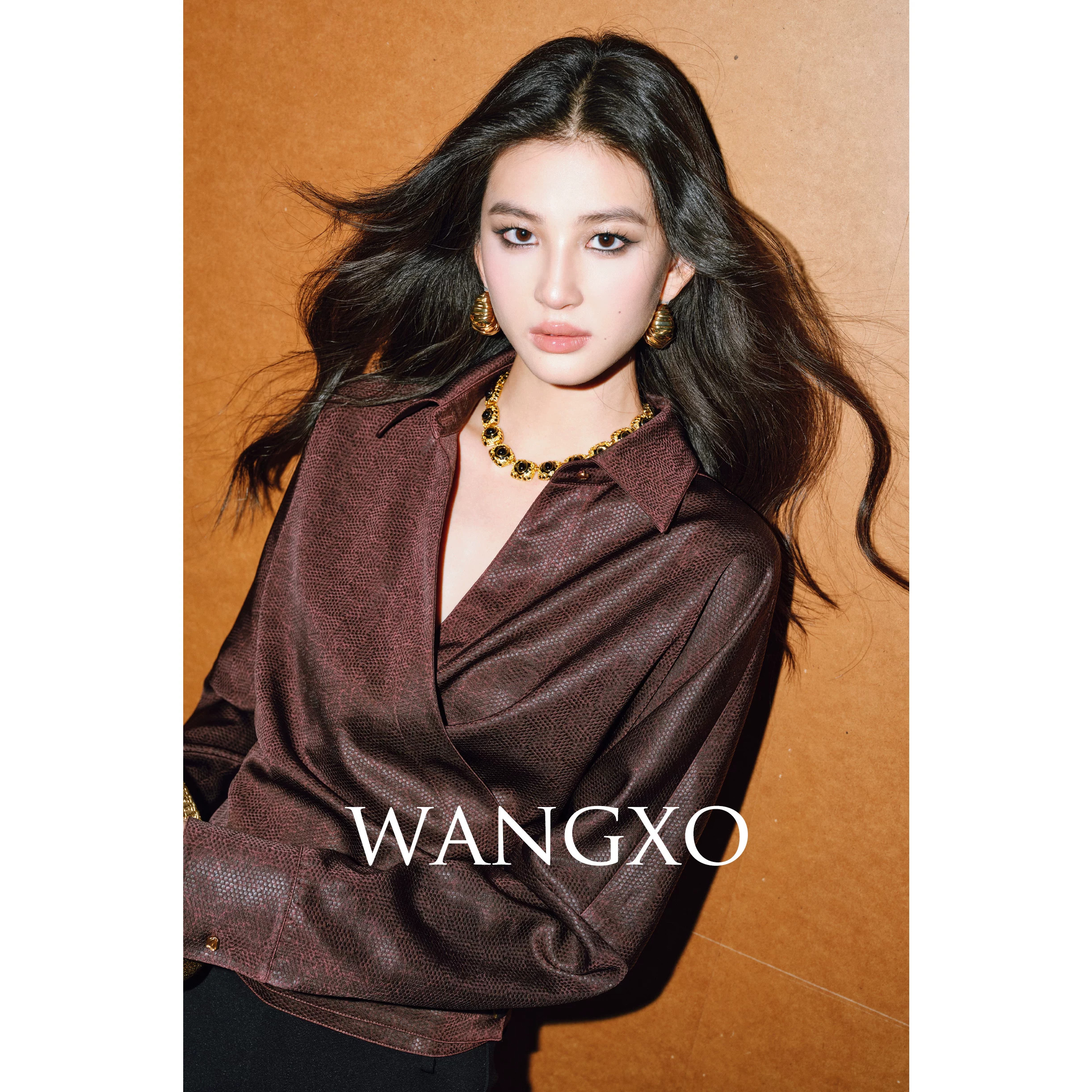 WANGXO|皮缎质感裂纹蜂窝肌理|大师精裁片式围裹|V领收腰衬衫