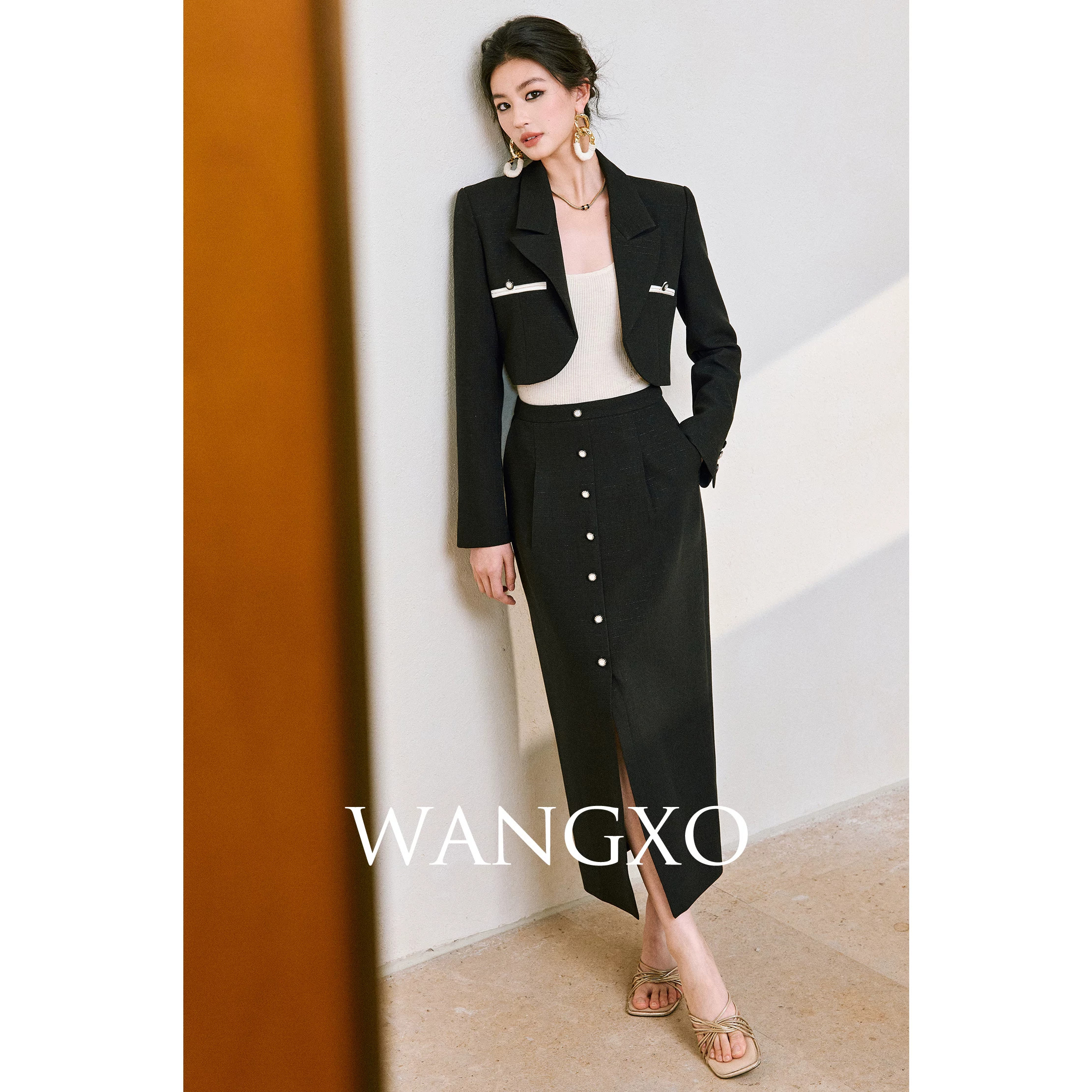 WANGXO｜流星细闪抗皱面料｜宽肩撞色短款西装＆高腰单排扣半裙