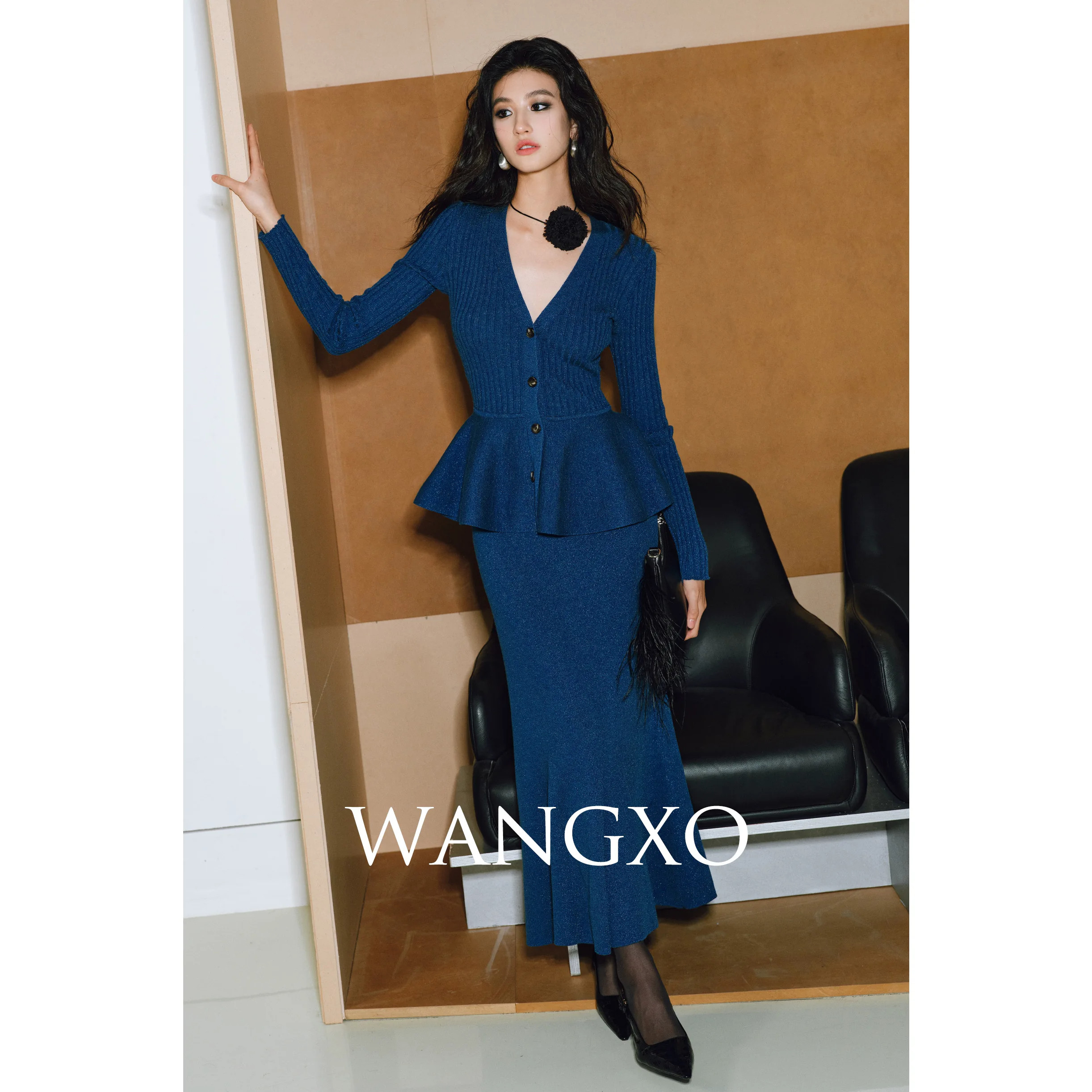 WANGXO|银丝闪烁骨感坑条肌理|微垂花瓣造型|针织上衣半裙套装