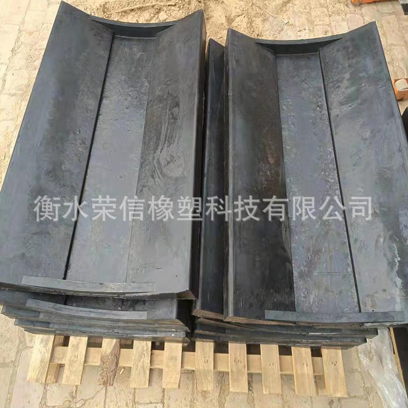 厂家橡胶鞍座U型橡胶卷板运输车用橡胶板V形橡胶固定座软胶