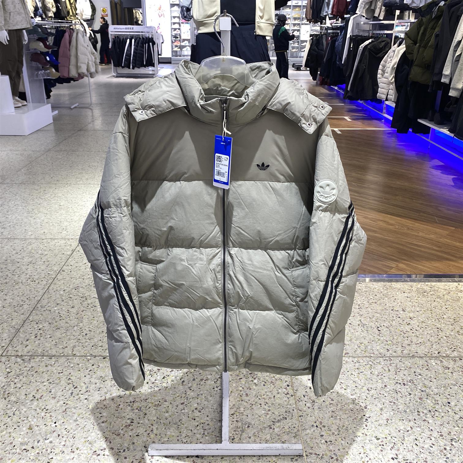 阿迪达斯2025新款男士保暖防风休闲运动连帽羽绒服男款KC0173