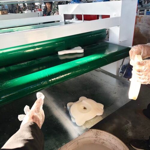 按需供应 大辊挤压海绵乳胶枕涂胶机 婴儿枕芯大卷记忆海绵上胶机
