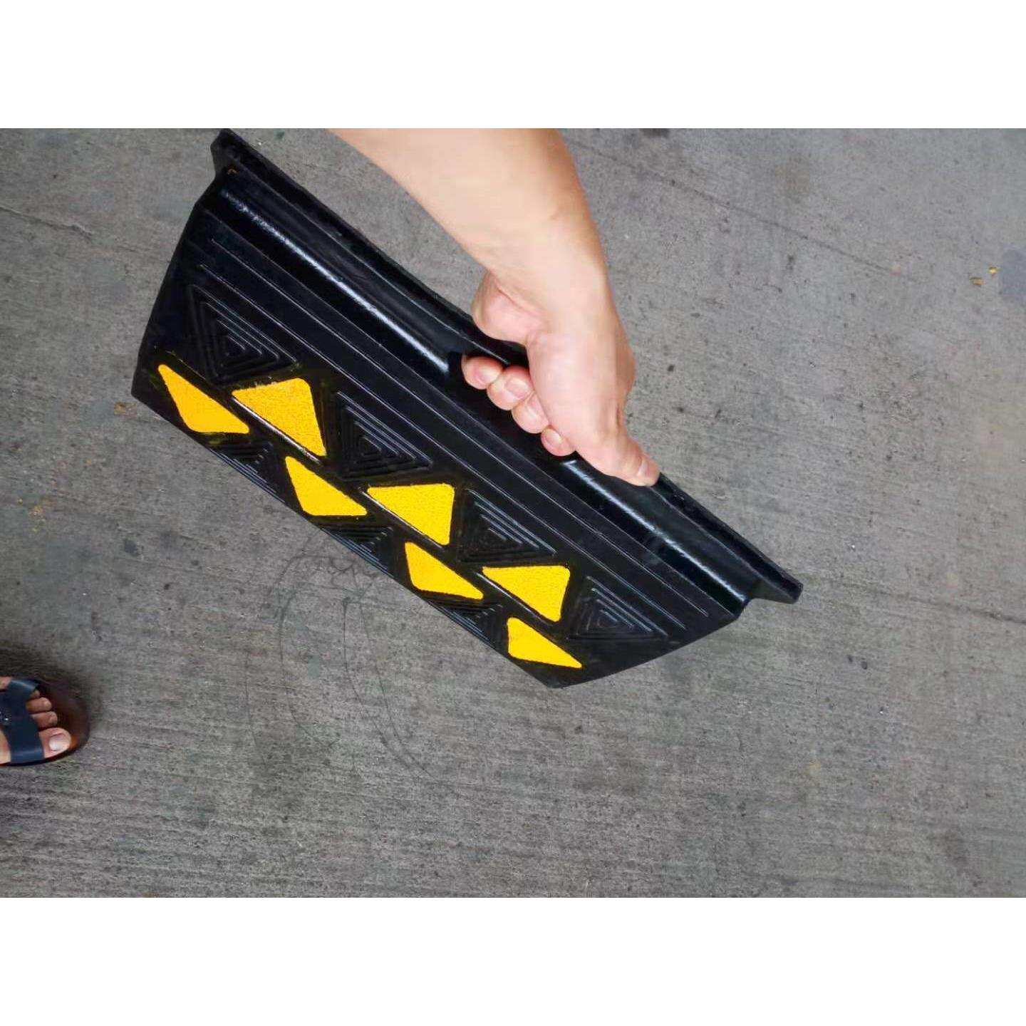 500*300*100mm手提式反光路延坡, rubber curb ramp