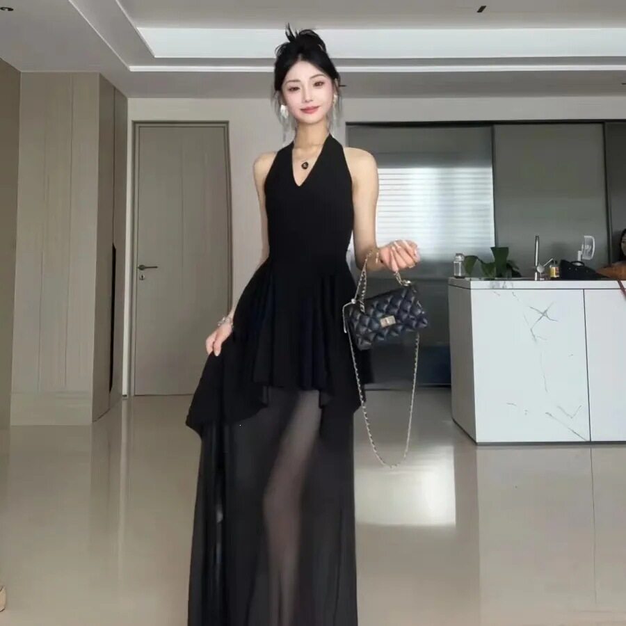 纯欲风性感V领挂脖连衣裙