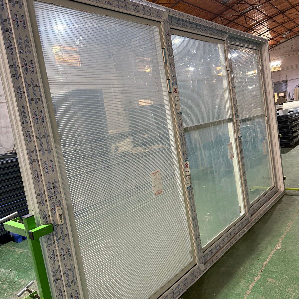 工厂常年出口UPVC112系列的阳台推拉门窗透气好内置中空百页玻璃