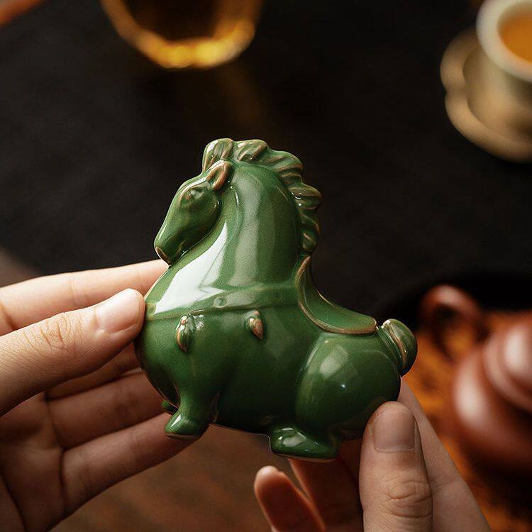 汝窑陶瓷绿马茶宠茶具摆件开片茶玩创意办公室茶道小摆