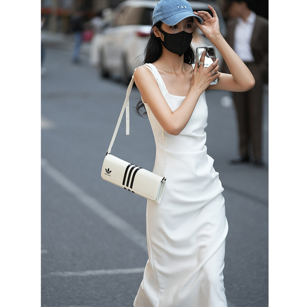 白色吊带连衣裙女夏季新款收腰显瘦中长款法式高级感简约气质裙子