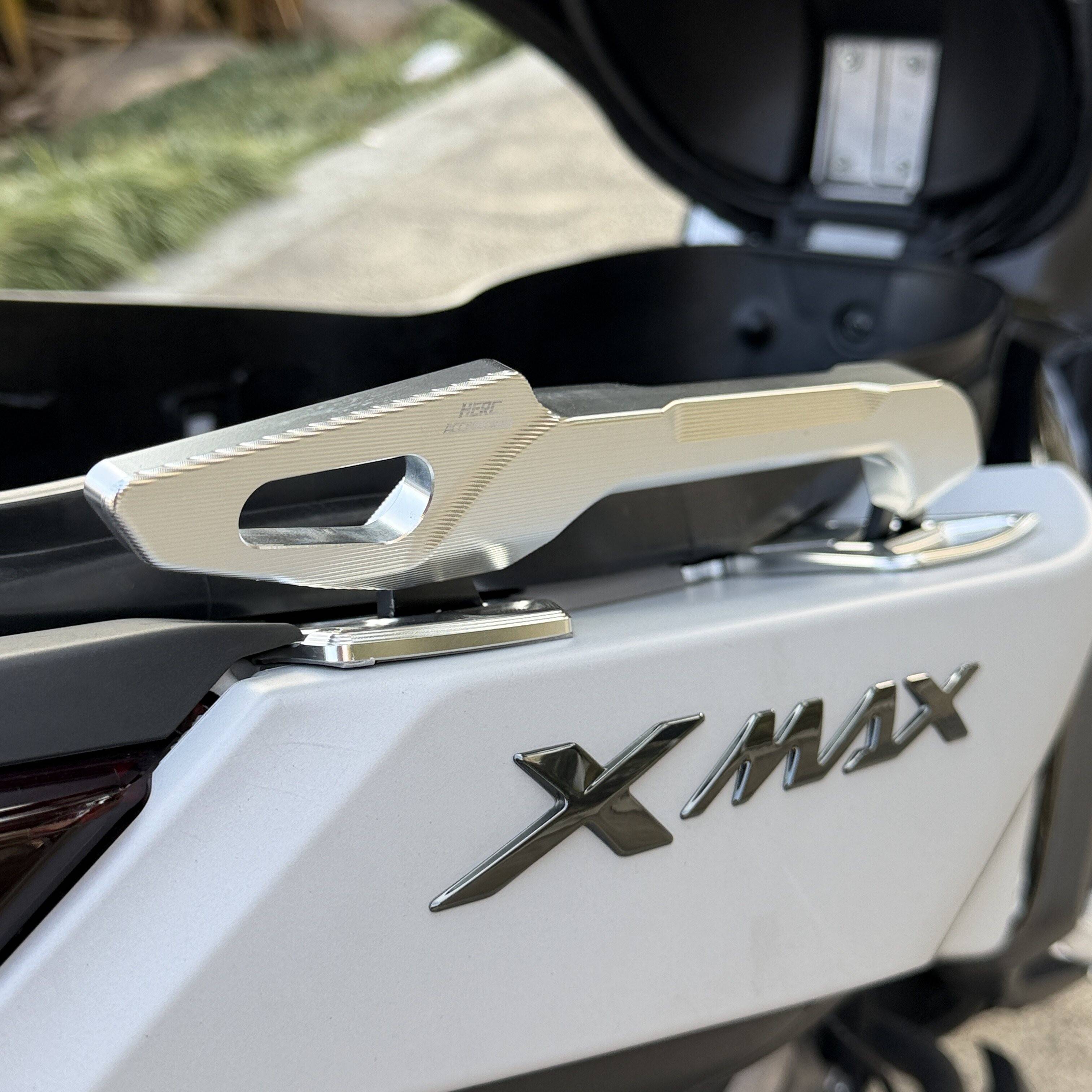 适用于雅马哈XMAX铝合金CNC后扶手 XMAX300尾翼后扶手 竞技运动风