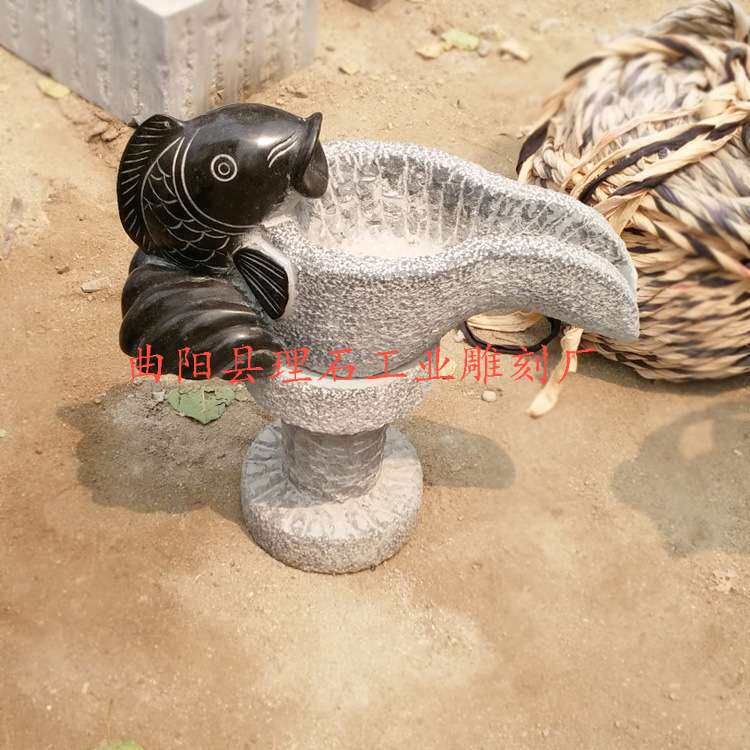 厂家直供石雕小鱼吐水鲤鱼雕塑庭院水池 青石喷水小鱼摆件