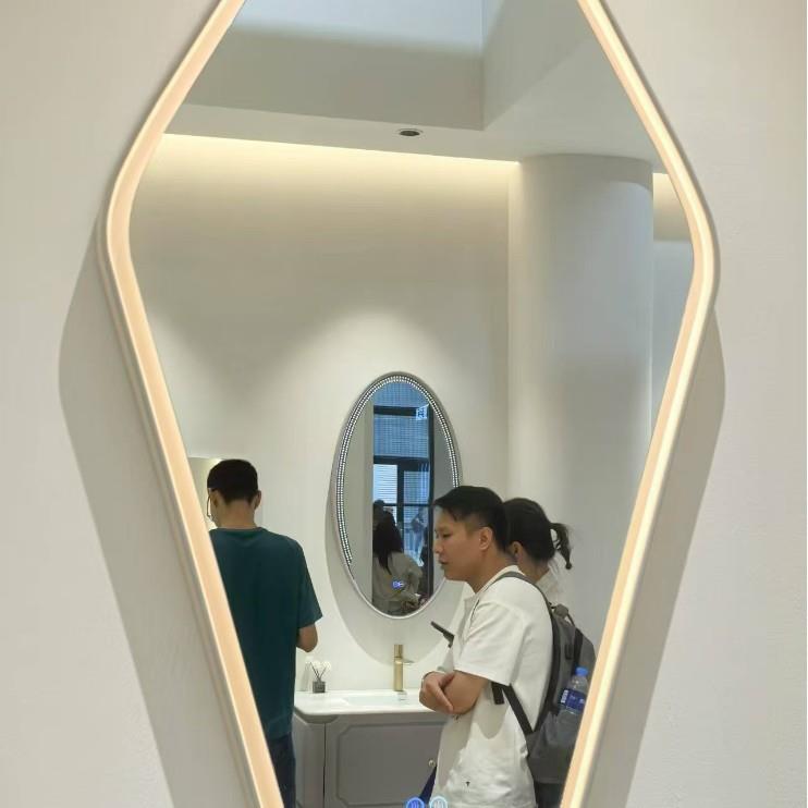 精湛工艺酒店专用圆形浴室梳妆镜简约现代LED灯高清环保化妆镜