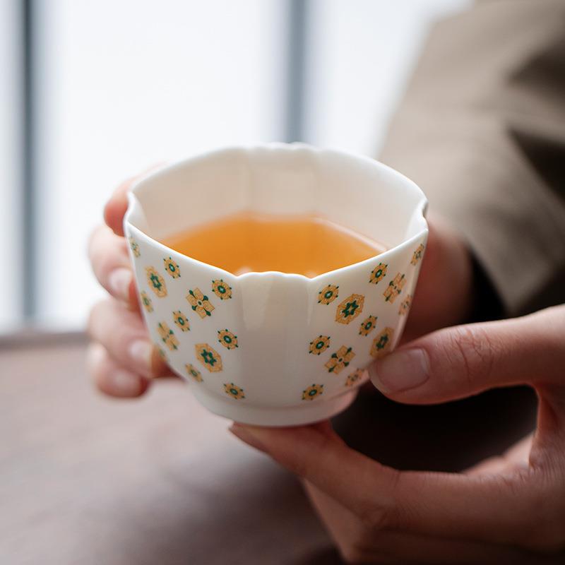 弥言白瓷家用大号主人杯复古宝相花纹四方茶杯手工陶瓷功夫品茗杯
